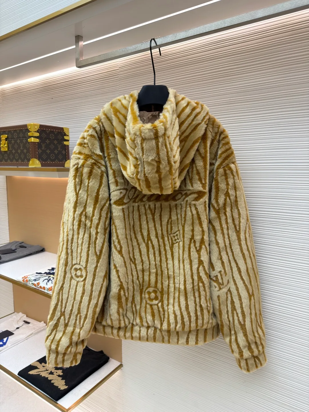 LOUIS VUITTON SKI ski series EPI suede hooded tunic jacket ●Original version: purchased and developed by 18109 ●Item number: 1681988-B60 ●Fabric: nylon fabric ●Technology: Positioning cutting machine ●Color: Khaki ●Version: Fitted version ●Weight: about 1140 grams ●Size: S-M-L-XL ●Description: EPI suede hooded tunic jacket. This hooded tunic jacket is made of soft faux fur suede fabric embellished with Epi leather. It pays tribute to the brand's leather goods heritage. The elegant pattern incorporating Momlgram elements and the handwritten Vuitton logo on the back outline the three-dimensional texture. The casual configuration is suitable for happily gathering with friends after playing in the snow. Main fabric: Base fabric: 100% polyester, plush, acrylic, modified acrylic, lining: 100% nylon, full-width product logo pattern, imitation fur suede fabric for a three-dimensional effect. The overall wiring is straight and delicate, the fabric is comfortable and soft, and the color is consistent without color difference. It can be matched with the same style to create a fashionable look and control various occasions. Customized accessories, complete with three standards, same style for men and women!